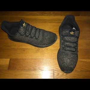 Black/gold adidas tubulars!